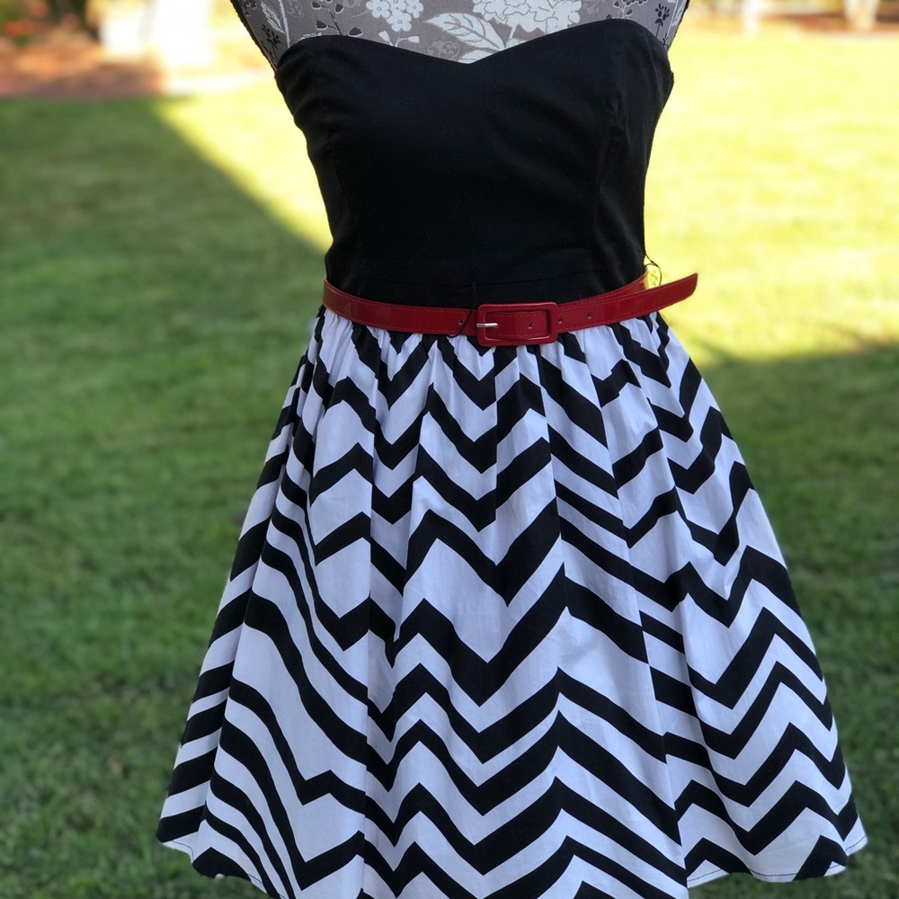 💥✨ 5 for $15 Strapless Black & White Chevron Dress